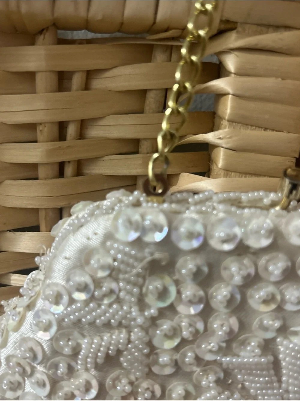 Cream Small Beaded Bag With Flower In Middle Kisslock Clasp
